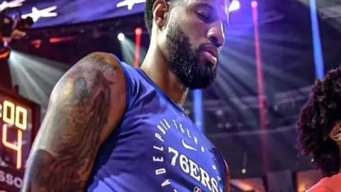 杜兰特对决爱德华兹被肘击面颊，他挣扎起身后被搀扶回更衣室！